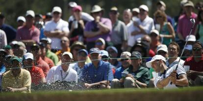 El alemán Martin Kaymer sale del búnker en el séptimo hoyo.