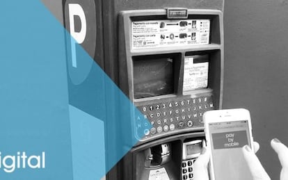 Una persona utiliza la aplicación de e-park para pagar el estacionamiento.