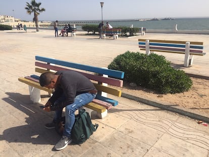 Un joven, en el paseo marítimo de Dajla, este sábado.