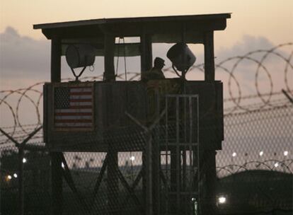 Un soldado hace guardia en una torre de vigilancia del Campo Delta, en Guantánamo.