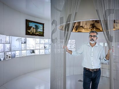 Joan Seguí, director de L'Etno, premiado como mejor museo europeo, en una de las salas de su exposición permanente.