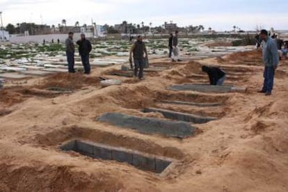 Varios hombres cavan fosas comunes para víctimas de la represión en Trípoli, en una imagen proporcionada por la ONG OneDayOnEarth.