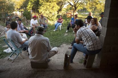 Asamblea de Campesinos queresisten el intento de desalojo de grandes terratenientes en Chacra Seca, en la provincia de Cordoba, Argentina.