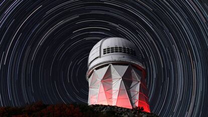 El instrumento DESI está instalado en el telescopio Mayall de cuatro metros de diámetro localizado en el observatorio Kitt Peak (Arizona, EE UU).