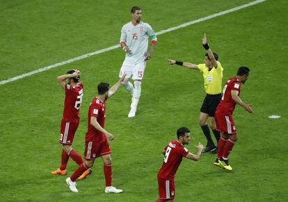 El arbitro anula el gol de Irán después comprobar el VAR.