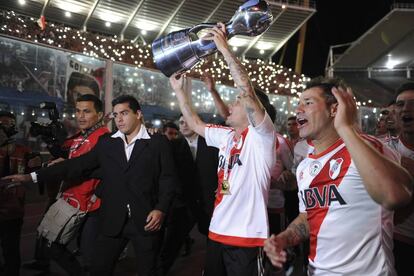 Andrés D'Alessandro levanta la Copa Argentina como capitán de River Plate.