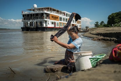 Las mujeres del poblado llevan la ropa usada de sus casas a la orilla del río. Allí, junto al lugar donde atraca el crucero, hacen su colada cada mañana. 