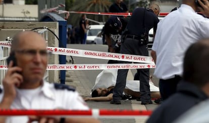 El cuerpo del agresor en Tel Aviv (Israel), abatido por la policía.