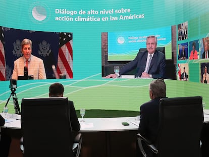 Na tela, o presidente da Argentina, Alberto Fernández, e o enviado especial para o Clima dos Estados Unidos, John Kerry.