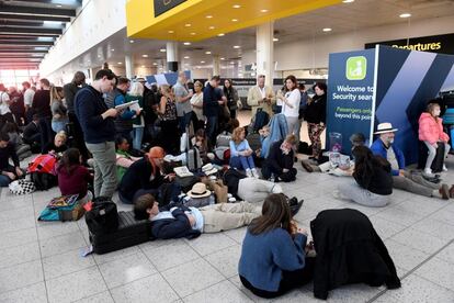 En el Reino Unido, el uso de estos aparatos cerca de las terminales aéreas está penado con hasta cinco años de cárcel. En la imagen, varios pasajeros esperan en el aeropuerto de Gatwick, Londres, Reino Unido.