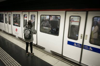 Una dona espera a l'andana d'una estació del metro de Barcelona.