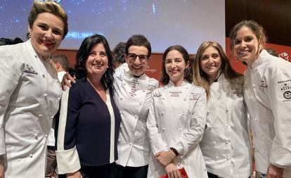 La ejecutiva de la guía Michelín Mayte Carreño (segunda por la izquierda) junto a las chefs Cristina Figueira (El Xato), Carme Ruscalleda (Sant Pau y Moments), Elena Arzak (Arzak), Lucía Freitas (A Tafona) y Carolina Sánchez (Íkaro).