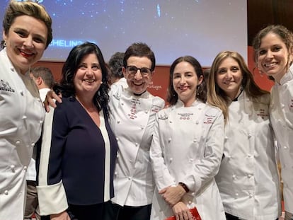 La ejecutiva de la guía Michelín Mayte Carreño (segunda por la izquierda) junto a las chefs Cristina Figueira (El Xato), Carme Ruscalleda (Sant Pau y Moments), Elena Arzak (Arzak), Lucía Freitas (A Tafona) y Carolina Sánchez (Íkaro).