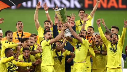 Los jugadores del Villarreal alzan del trofeo de campeones, en Gdansk (Polonia).