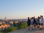 Deportistas al amanecer en el parque de las siete tetas de Madrid.