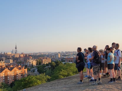 Deportistas al amanecer en el parque de las siete tetas de Madrid.