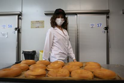 La presidenta de la Comunidad, Isabel Díaz Ayuso, durante su visita a los distintos obradores y zonas de preparación de alimentos de Viena Capellanes, este lunes en Alcorcón.