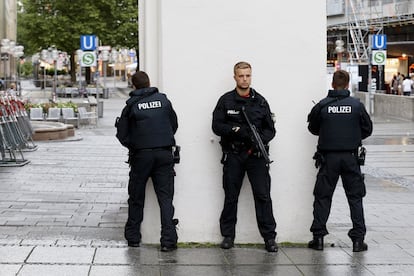 Los agentes de policía responden a un tiroteo en el centro comercial Olympia en la ciudad alemana de Múnich. 