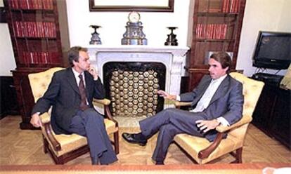 José María Aznar y José Luis Rodríguez Zapatero, en el Congreso en septiembre de 2001.