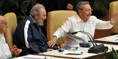 Los hermanos Castro (Fidel y Raúl) con el vicepresidente José Ramón Machado (izquierda) en la clausura del VI Congreso del PCC.