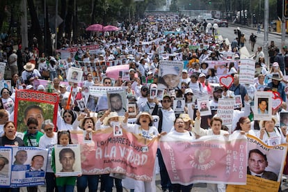 "Hija, escucha, tu madre está en la lucha. Hijo, escucha, tu madre está en la lucha”, gritaron las madres que participaron en la marcha. 
