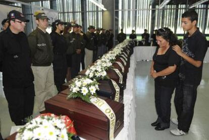 Un acto de entrega de cadáveres de víctimas de los paramilitares y la guerrilla en Medellín, en 2009.