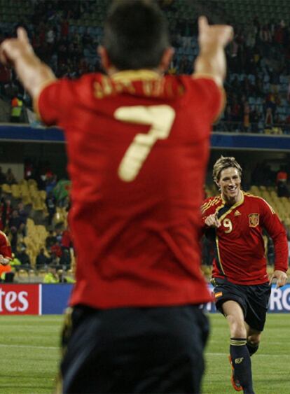 Torres y Villa celebran uno de los goles