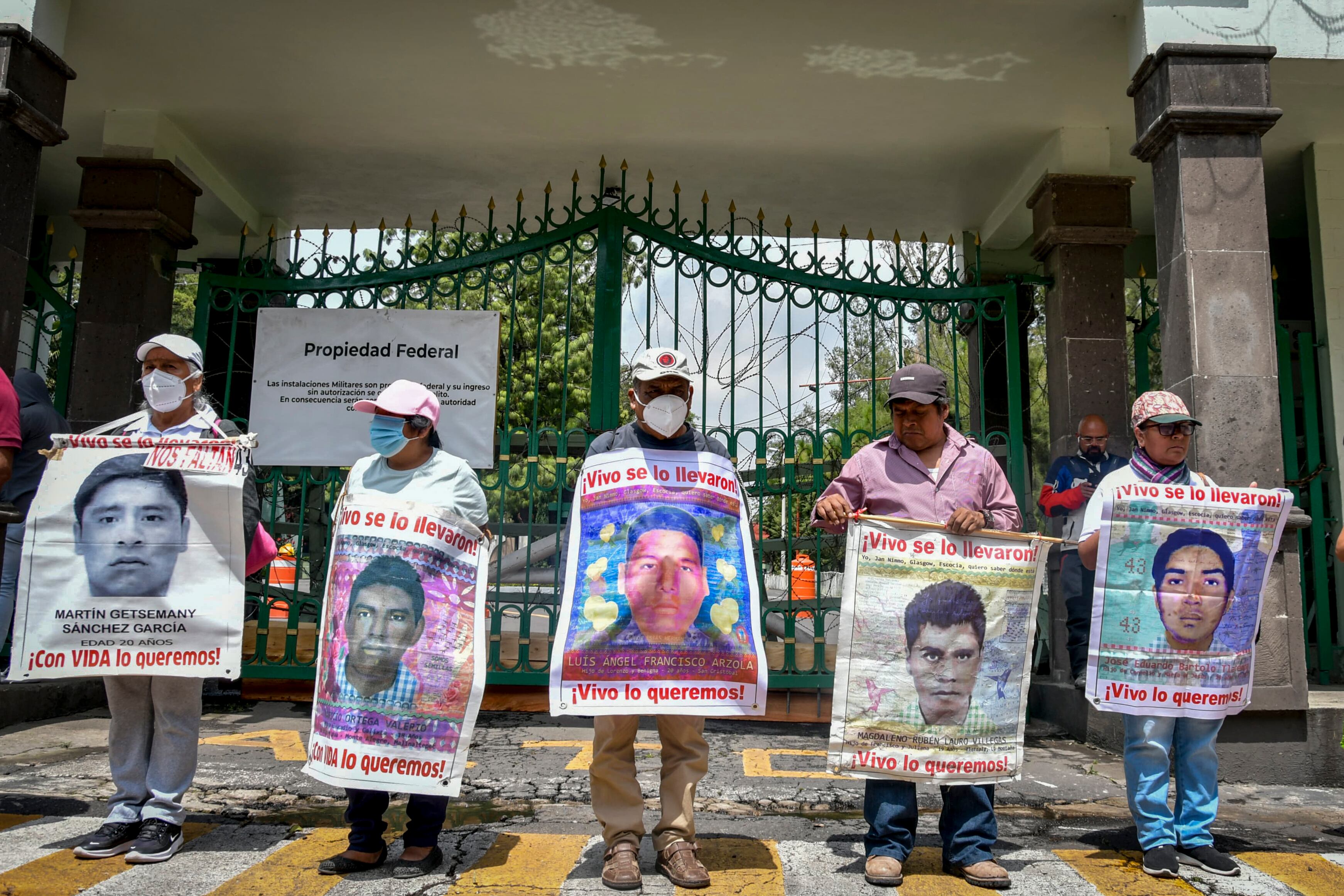 Padres de los 43 normalistas en Ayotzinapa, el 25 de septiembre.