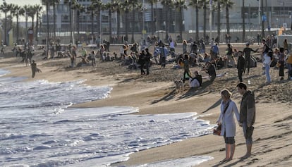 Decenas de personas este viernes en la playa de Sant Sebasti&agrave;, en Barcelona.