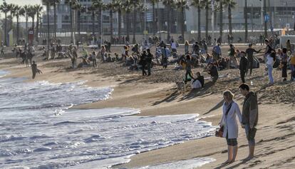 Decenas de personas este viernes en la playa de Sant Sebastià, en Barcelona.