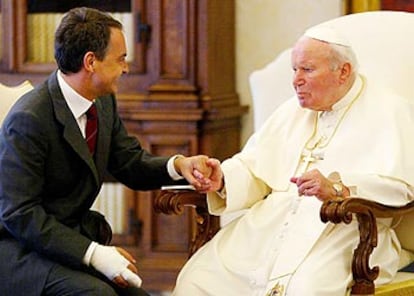 El presidente del Gobierno, con la mano derecha vendada, saluda con la izquierda al papa Juan Pablo II durante la audiencia en el Vaticano.