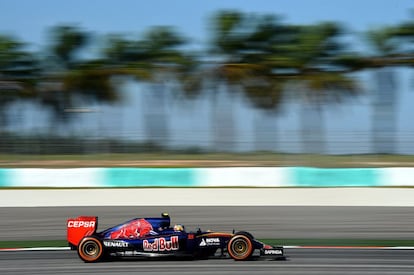 Carlos Sainz, con su Toro Rosso, en el circuito de Sepang