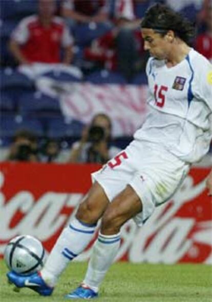 Baros levanta la pelota con el empeine, en un gran gesto técnico, y supera a Sorensen en el segundo gol checo.