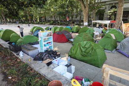 El campamento de los sin techo en el paseo del Prado