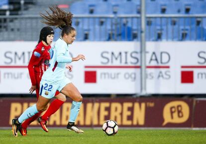Martens domina el balón en un duelo de la pasada Champions.