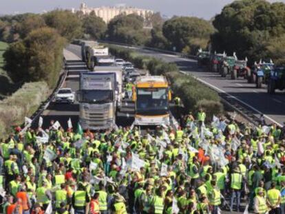 Miles de trabajadores del campo protagonizan cortes en las principales vías de acceso a la provincia