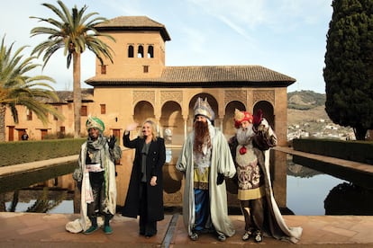 Sus majestades Los Reyes Magos de Oriente, junto a la alcaldesa de Granada, Marifran Carazo, visitan por primera vez la Alhambra antes de participar en la cabalgata.