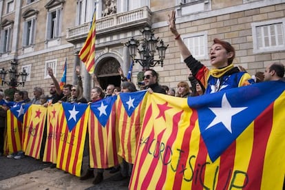 Concentraci&oacute;n en la plaza Sant Jaume a favor de un acuerdo. 