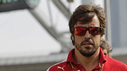 Alonso llega al paddock, en Singapur.