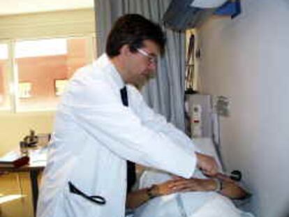 B S/N (29/MAY/00) -color- Recibido por E-mail. El neurólogo de la Fundación Hospital Alcorcón, Juan Antonio Pareja, en su consulta. -foto: F.J.B.