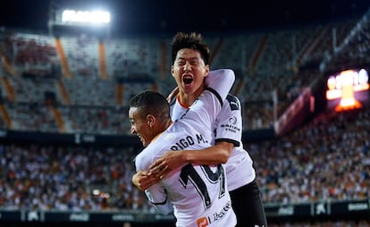 Kangin Lee celebra su gol con Rodrigo.