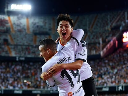 Kangin Lee celebra su gol con Rodrigo.
