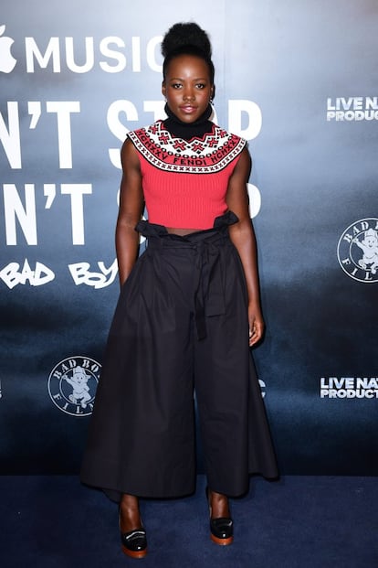 <p>Lupita Nyong’o ha relatado sus encuentros con Harvey Weinstein en artículo primera persona publicado este jueves en ‘The New York Times’. “Había archivado mi experiencia con Harvey en los recovecos de mi mente, uniéndome a la conspiración de silencio que ha permitido a este depredador merodear durante tantos años. Me sentí muy sola cuando sucedieron estas cosas, y me culpé a mí misma por mucho, al igual que muchas de las otras mujeres que han compartido sus historias. Pero ahora que esto está siendo hablado abiertamente, no he sido capaz de impedir que resurja la memoria”, empieza su relato de lo que considera que es un “siniestro patrón de comportamiento”.</p> <br> <p> <p>La oscarizada intérprete relata que conoció al productor en Berlín en 2011, cuando aún era una estudiante de la escuela de Arte Dramático de Yale, deseosa de conocer a gente de la industria del cine. “Un intermediario me lo presentó como ‘el productor más poderoso de Hollywood”, cuenta. “Intenté investigar sobre este famoso productor preguntando a mis compañeros de mesa en la cena qué sabían de él. Una mujer que era productora me advirtió: ‘Mantén a Harvey a un lado. Es un bueno hombre que conoce el negocio, pero simplemente ten cuidado a su alrededor. Puede ser un abusón’. Así que intercambié datos con él con la esperanza de ser considerada para uno de sus proyectos”, cuenta la intérprete sobre su primer encuentro, en el que lo encontró “muy directo y autoritario, pero encantador”.</p> <br> <p> <p>Poco después, el productor la escribió para invitarla a ver una película en su casa de Westport, Conn. Primero se reunieron en un restaurante para comer, donde él se negó a que Nyong’o tomara un zumo y le ordenó al camarero que le trajera a la actriz vodka y soda. Luego se dirigieron a su casa, donde conoció a su personal de servicio y a sus hijos pequeños [tiene dos con la diseñadora de Marchesa Georgina Chapman] y se dirigieron a la proyección. "Pero a los 15 minutos, Harvey vino a buscarme y me dijo que quería mostrarme algo. Protesté ya que quería terminar la película, pero insistió en que fuera con él, dictando la ley como si yo también fuera uno de sus hijos”. “Harvey me llevó a su dormitorio, y dijo que quería darme un masaje. Pensé que estaba bromeando al principio. Me sentí insegura. Entré en pánico un poco y pensé rápidamente en ofrecerme yo a hacerle los masajes y así tomar el control para ganar tiempo. (…) Estuvo de acuerdo con esto y se acostó en la cama. Empecé a masajearle la espalda para ganar tiempo, para descubrir cómo librarme de esta situación indeseable. En poco tiempo dijo que quería quitarse los pantalones. Le dije que no hiciera eso y le informé de que me haría sentir extremadamente incómoda. Se levantó de todos modos para hacerlo y me dirigí a la puerta, diciendo que no estaba del todo cómoda con eso. 'Si no vamos a ver la película, debo regresar a la escuela, le dije", por lo que Harvey la llamó terca. “No sabía cómo proceder sin poner en peligro mi futuro. Pero supe que no aceptaría ninguna visita más a sitios privados con Harvey Weinstein”, pensó tras ese primer encuentro.</p> <br> <p> <p>Ese fue su encuentro más brutal, y en su escrito relata las otras tres veces que lo volvió a ver. Durante una cena, el productor le soltó: “Cortemos el rollo. Tengo una habitación privada arriba donde podemos tomar el resto de la cena". "Me quedé pasmada. Le dije que prefería comer en el restaurante. Me dijo que no fuera tan naíf. Si quería ser una actriz, tenía que estar dispuesta a hacer este tipo de cosas. Dijo que había salido con la famosa actriz X e Y y que viera dónde las había llevado”. Tras reunir el coraje para rechazar su oferta, Nyong’o relata la respuesta de Weinstein: “No tienes ni idea de lo que estás pasando”. “Con todo el respeto, no sería capaz de dormir por la noche si hiciera lo que me pides, así que debo pasar”, le contesté. “Antes de irme, tenía que asegurarme de no haber despertado una bestia que arruinaría mi nombre y destruiría mis posibilidades en el negocio antes incluso de estar en él. ‘Solo quiero saber que estamos bien’, le dije’. ‘No conozco tu carrera, pero estarás bien’, me dijo. Pareció una amenaza y un consuelo al mismo tiempo. De qué, no podía estar segura”.</p> <br> <p> <p>Hasta septiembre de 2013 no se volvieron a ver, tras el estreno de 'Doce años de esclavitud' en Toronto. “Me dijo que no se podía creer lo rápido que había llegado donde estaba, y que me había tratado muy mal en el pasado. Estaba avergonzado de sus acciones y prometió respetarme en el futuro. Se lo agradecí y me fui. Pero me hice una promesa a mí misma, no trabajar nunca con Harvey Weinstein”. Tras ganar el Oscar por esa película, Weinstein insistió varias veces en que participara en una de sus películas, y ella le rechazó en cada una de ellas.</p> <br> <p>