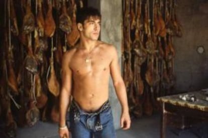 Javier Bardem, rodeado de ibéricos en la racial 'Jamón, jamón' (1992), de Bigas Luna, donde coincidió con su actual pareja, Penélope Cruz.