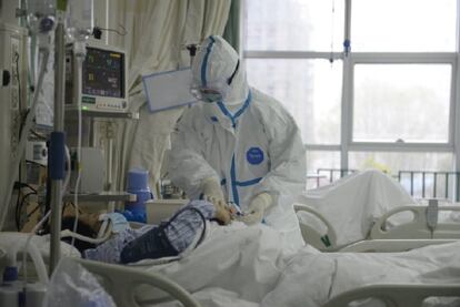El personal médico atiende a un paciente en el Hospital Central de Wuhan.
