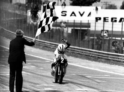 El piloto español Ángel Nieto sobre su Minarelli se proclama vencedor del Gran Premio de España de Motociclismo en la categoria de 125 cc, obteniendo así, su quinto triunfo en el Mundial de aquel año y su noveno Gran Premio sobre la máquina italiana. En la imagen, llegando a la línea de meta, el 20 de mayo de 1979.