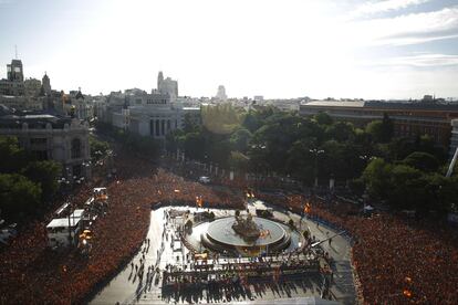 Vista general de la plaza de Cibeles, donde el gentío espera la llegada de La Roja.