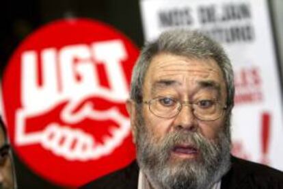 El secretario general de la UGT, Candido Mendez, durante la rueda de prensa que ha ofrecido hoy en Vigo antes de reunirse en asamblea con los representantes de los trabajadores de la provincia para ultimar los detalles de la huelga general del 14 de noviembre.