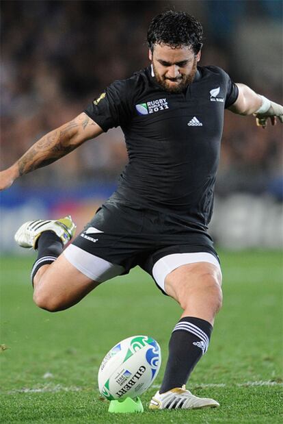 El medio de melé Piri Weepu le pega al oval.