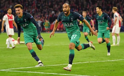 Lucas Moura (d) y Dele Alli celebran el 2-3.